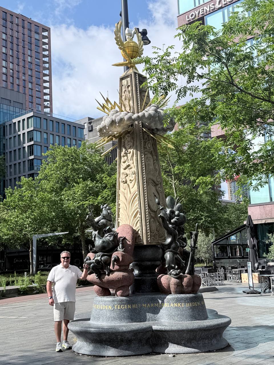 Public sculpture in a Rotterdam plaza